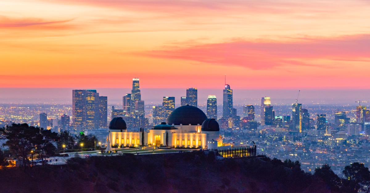 los-angeles-skyline-at-dawn-panorama-and-griffith-park-observatory-in-picture-id946237092.jpg